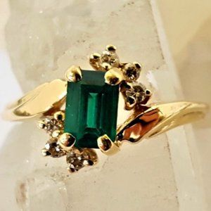 14K Yellow Gold Emerald & Diamond Ring 2.5g